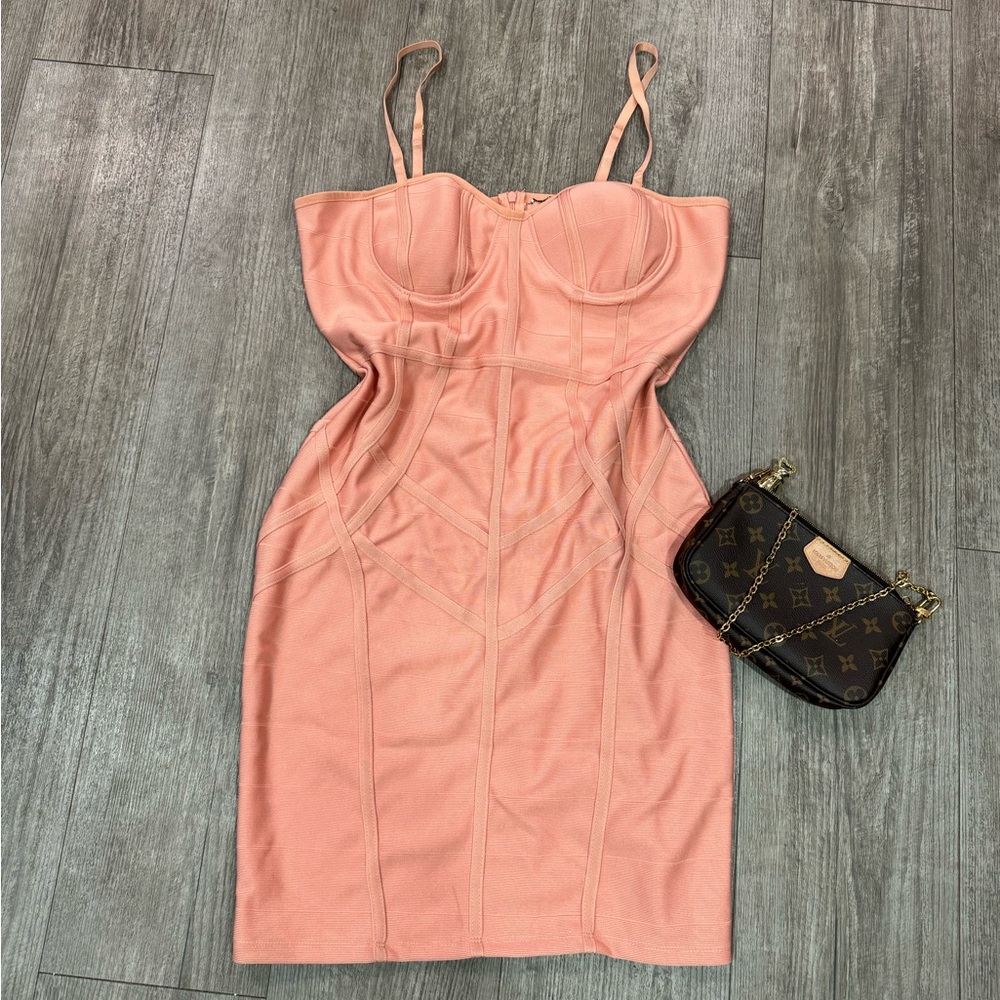 BUNDLE 2 ITEMS FOR $8✨

🌸BOUTIQUE geometric bodycon dress ✨ - Picture 2 of 11